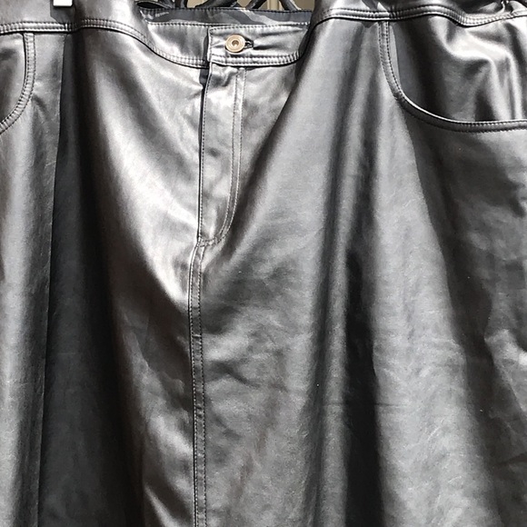 🚨B2G1 DENIM & COMPANY Black Patent Leather Skirt with Split - Picture 3 of 6